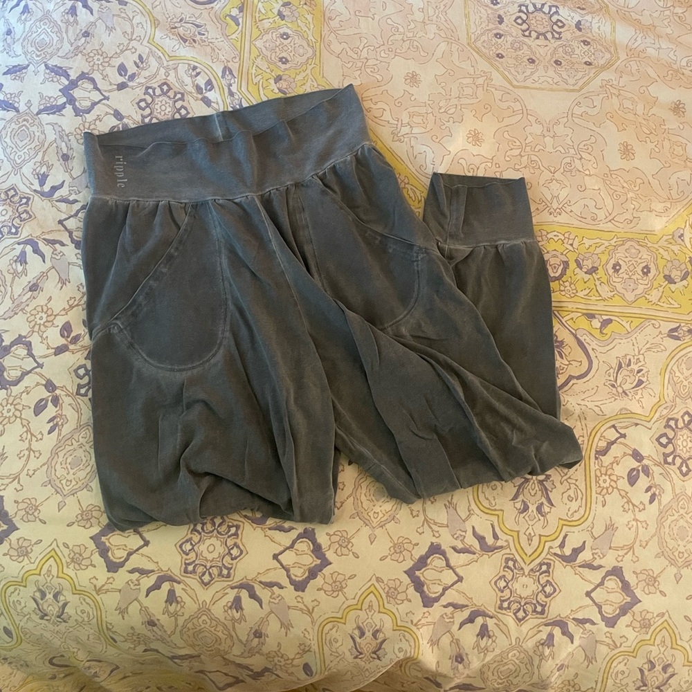 Ripple Yoga Capri pants